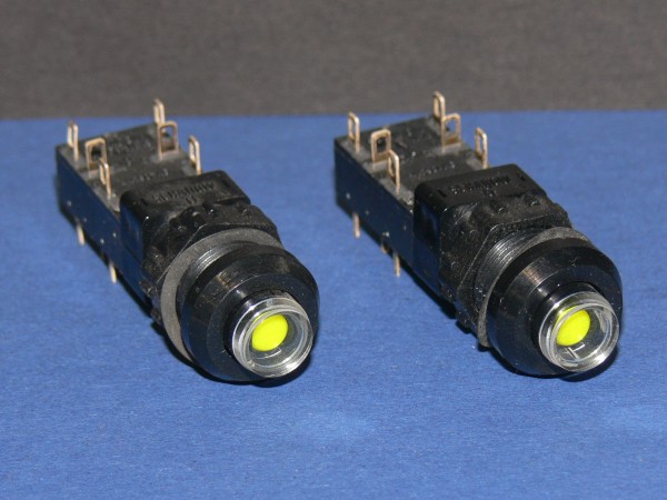 SCHADOW Typ NE15 Netzschalter 2x UM Schlafaugen Anzeige gelb 2 Stück Lot