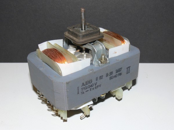 AEG E82 D38 2677 Plattenspieler Motor Telefunken mit integr. Trafo 2x 8,9V Volt